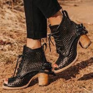 BNIB Freebird Black Benni Size 9